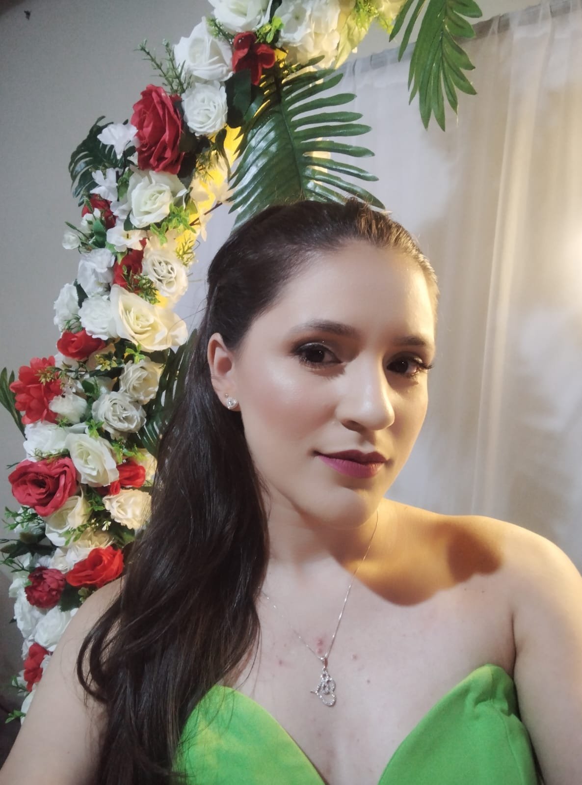 Taise, especialista em unhas em gel da Taiselima Nail Designer em João Pessoa